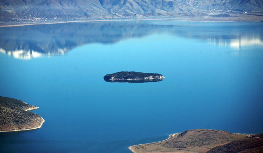 El lago Prespa en las fronteras de Albania, Macedonia y Grecia