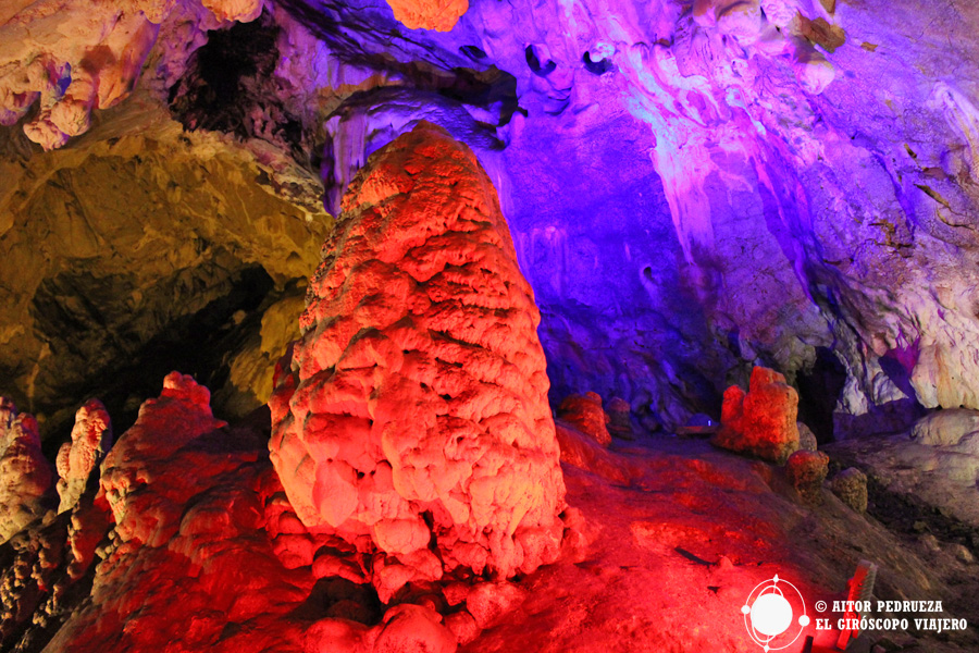 Interior de la cueva Vrelo en el cañón de Matka