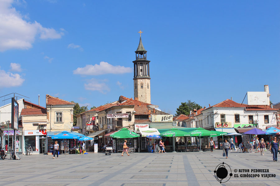 Plaza del centro de Prilep con la torre del reloj