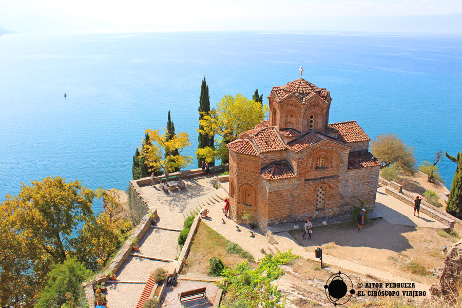 Iglesia de San Juan Kaneo con el lago Ohrid